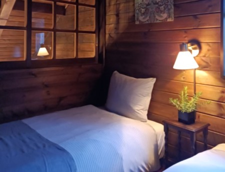 ２F寝室：窓から下リビングを見渡せます