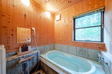 お風呂：十和田石の床と檜の壁。