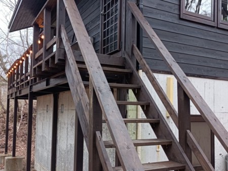 裏の小川には、この階段を使います。