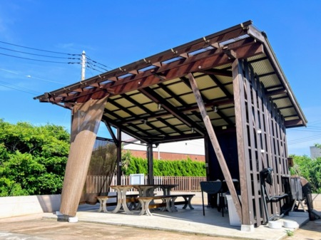 屋根付きBBQデッキで多少の雨でも安心