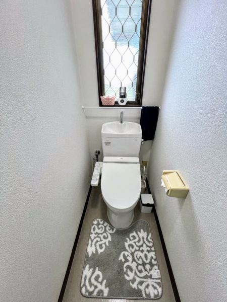 室内のトイレもウォシュレット付きです