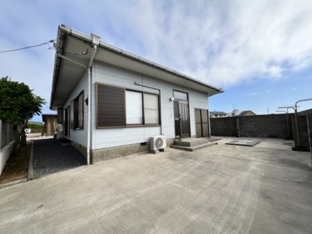 北側の玄関も先も広々と綺麗です