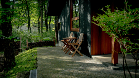 森と庭を感じるテラス