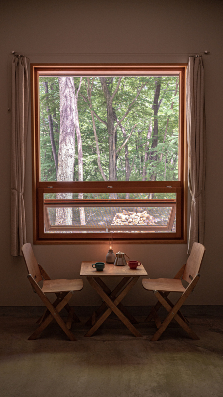 森の緑を望む窓