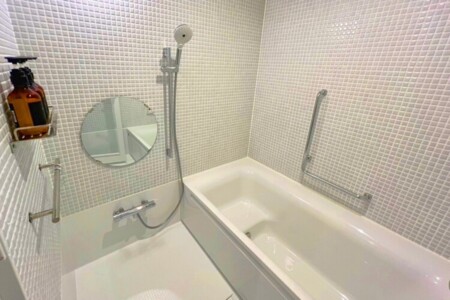 白タイルの清潔なお風呂