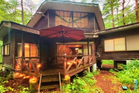 森林の中のコテージです