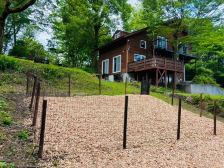 ウッドチップを敷き詰めたドッグラン