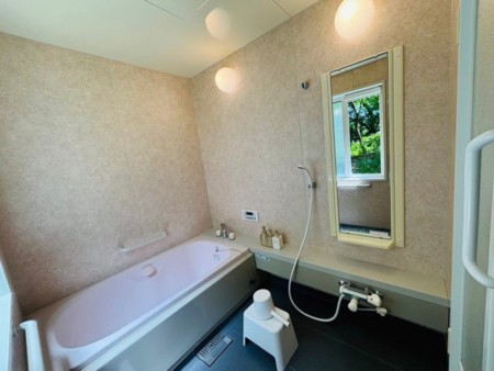 森を見ながら足を伸ばして入れる湯舟です！