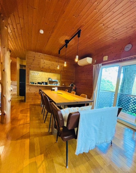 大きいテーブルがあるダイニングルーム