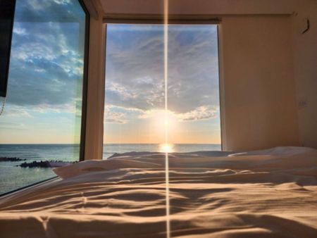 夕陽を眺めながらくつろげる寝室