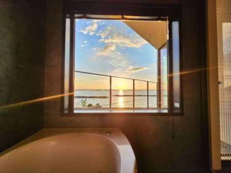 夕陽が見える浴室
