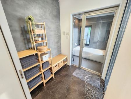 落ち着いたデザインのバスルーム