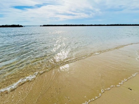 近くの砂浜