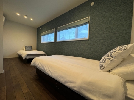 deux　寝室1（シングルベッド2台）