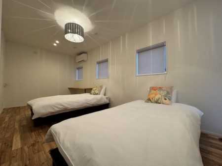 trois　寝室1（シングルベッド2台）