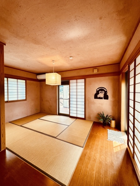広々とした和室でゆっくりお過ごしください