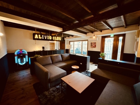 専用バーラウンジ