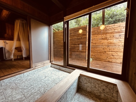 ラウンジ内半露天風呂