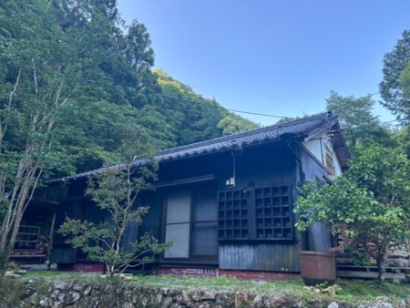 山の麓の小さな平屋です。