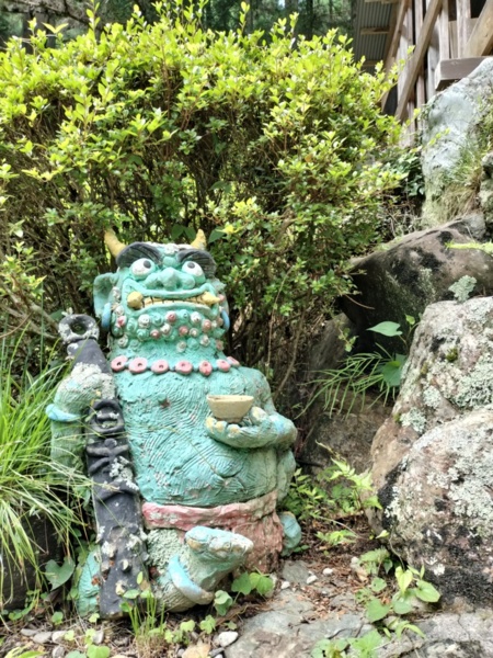 登り窯で作られた数々の陶芸作品がお出迎え