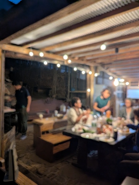 屋根付きBBQ場で仲間と楽しむ