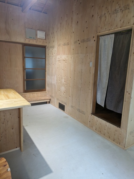 洗面室入口　と　寝室への入口
