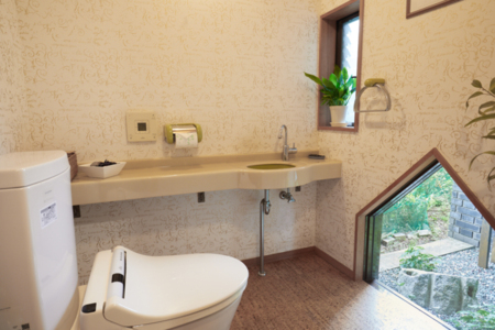 三角窓からお庭のアイビーが見えるおトイレ