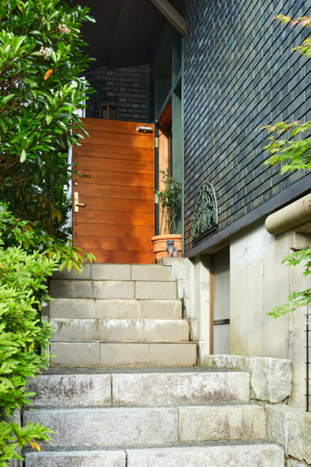 階段を登りシーサーがお出迎え