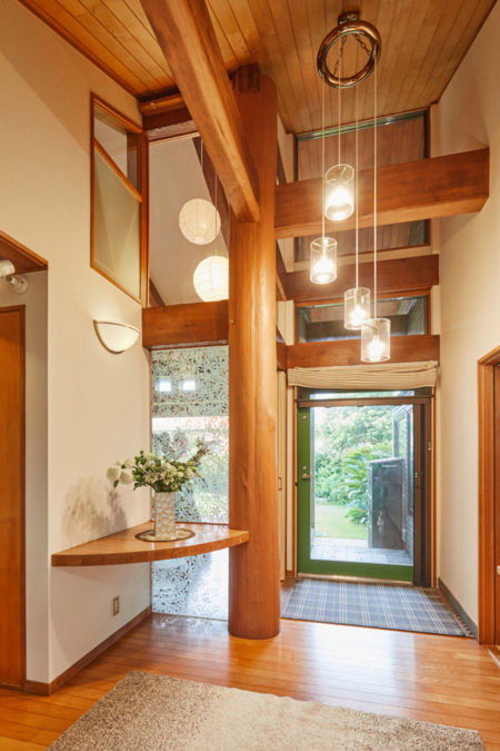 玄関ドアを開けると高い天井の玄関