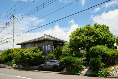 施設前が駐車場。２台以上の場合はご連絡を