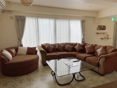 ゆったりとしたソファでお寛ぎ下さい