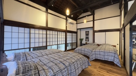 メイン寝室（12畳シングルBed4台）