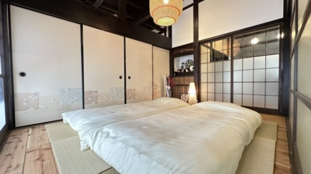 畳部屋に布団を敷いています
