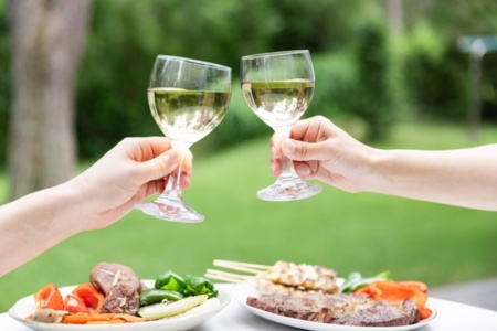 庭のパティオでBBQパーティー