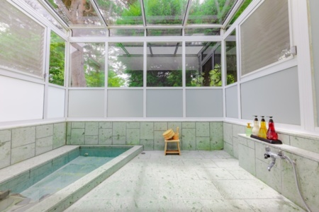 伊豆石を使った浴槽で天然温泉を満喫