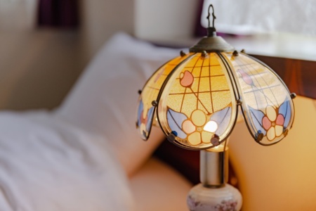 2F洋室のクラシックなランプ