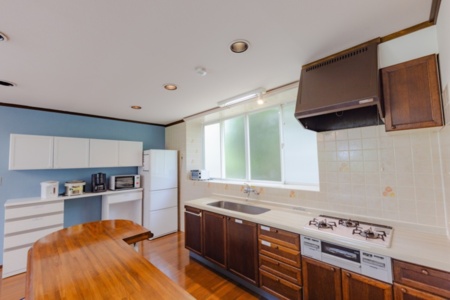 広々カウンター付きのキッチン