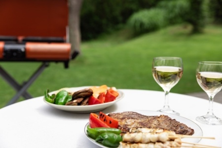 庭を眺めながらパティオでお食事。