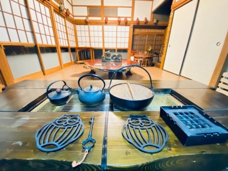 囲炉裏を囲って食事を楽しむ