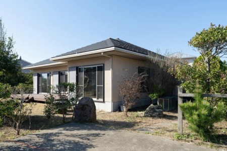広い庭付きの外観
