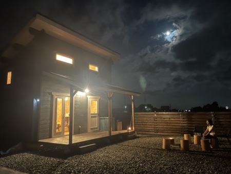夜は幻想的な雰囲気に