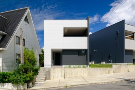 外観｜建物前に2台、駐車いただけます。