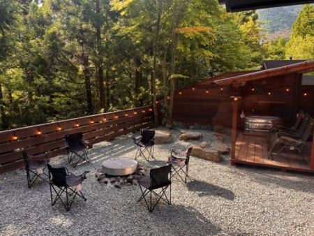 敷地、焚火場とサウナ小屋