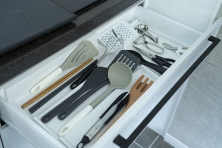 お皿や調理器具各種しっかり揃っています