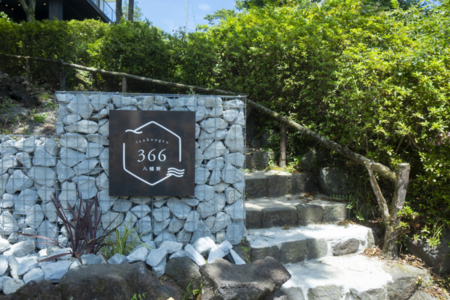 入口の看板が目印
