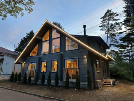 建物をライトアップした300角ログハウス