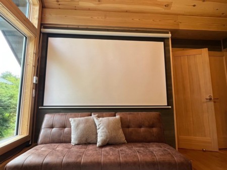 大型電動スクリーンあり!