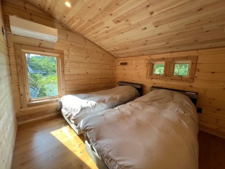 木の香りで癒やされるベッドルーム