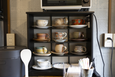 コーヒーを陶器のカップでご自由にお楽しみ