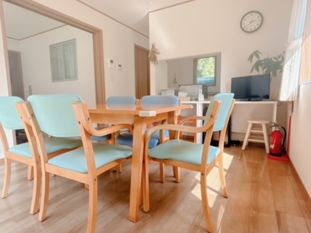 明るいダイニングでお寛ぎください